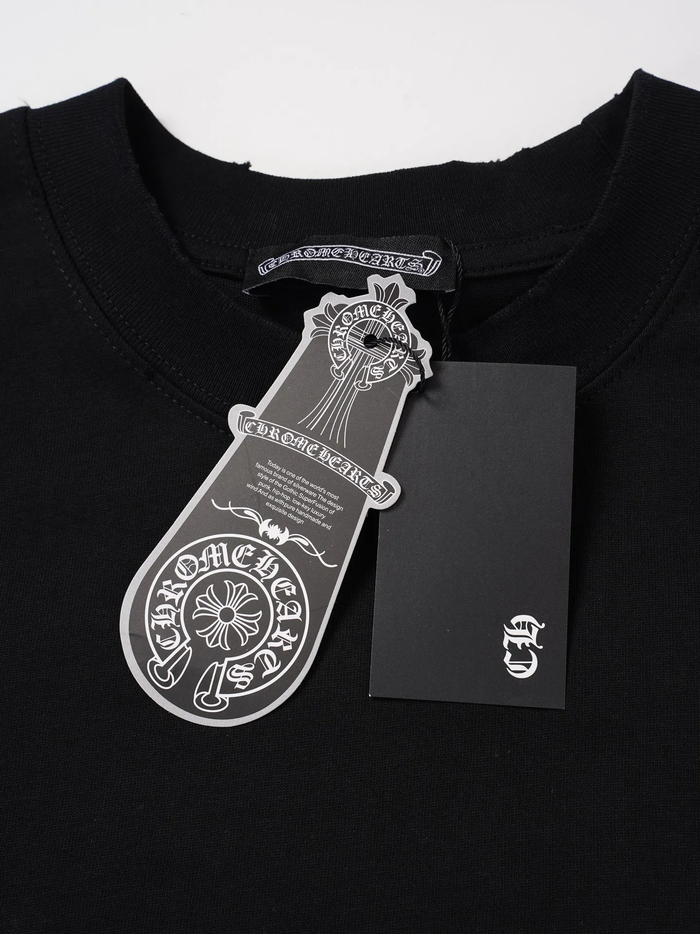 105 CH 2026ss T Chrome Hearts（ ）T ， ， ， 。 ， ， ， 。 / ， ， ， “ ” 。 ， ， ； ， ， ； ， 、 ， ， oversize 。 “Chrome Hearts” ， ， Classic “ + ” ， ， ， 。 T ， 、 ， ， ， 。 ：White Black Size：XS S M L